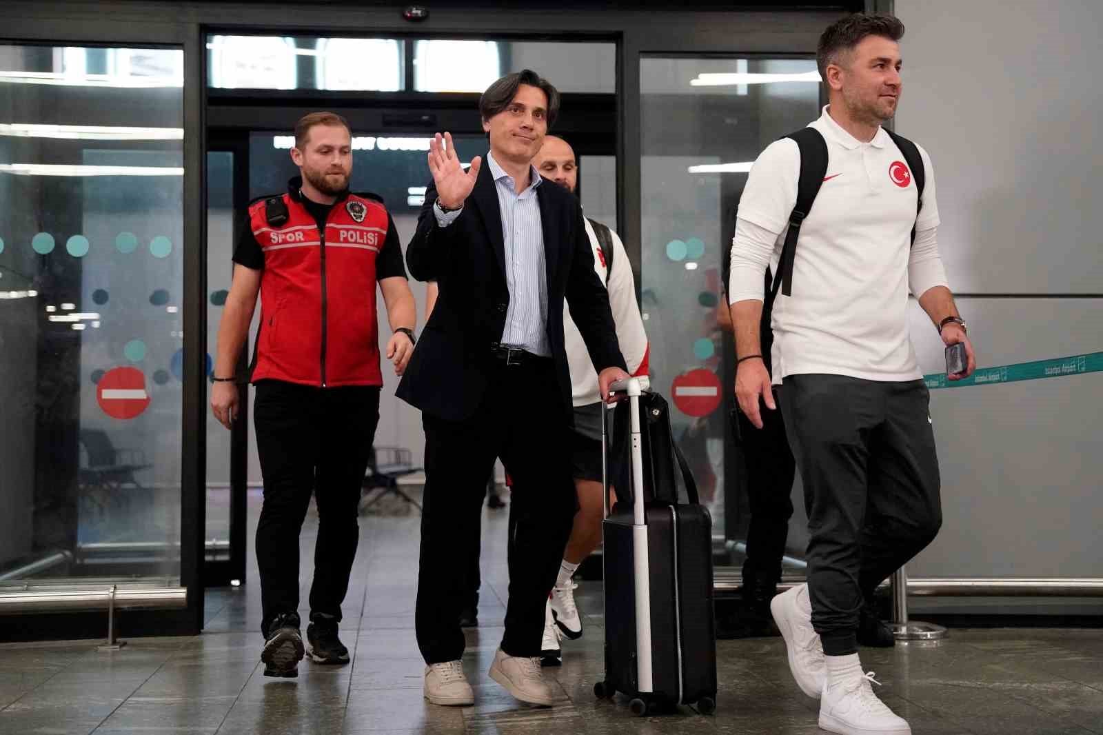 Vincenzo Montella ve milli takım kafilesi havalimanında yürürken görülüyor.