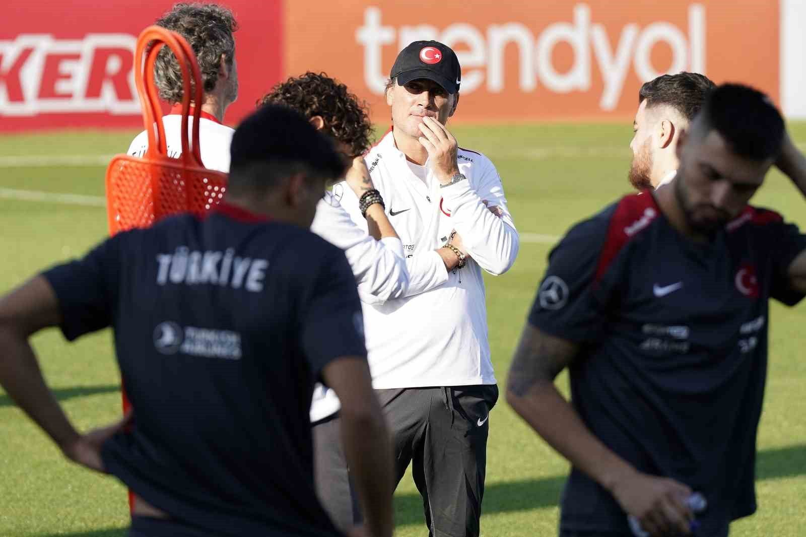 Vincenzo Montella antrenman sahasında oyuncuların arasında duruyor.