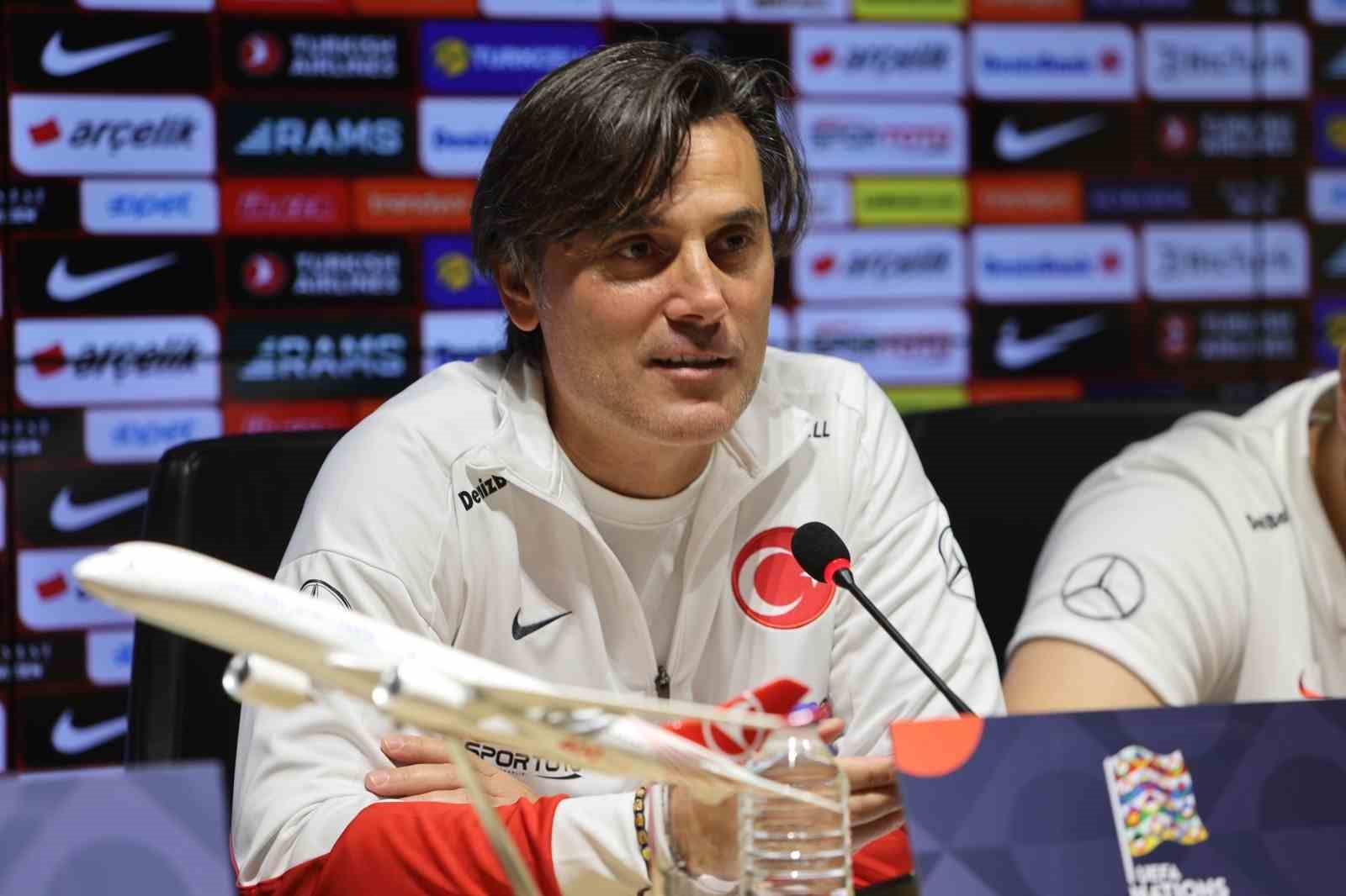 Vincenzo Montella basın toplantısı masasında mikrofon önünde oturuyor.