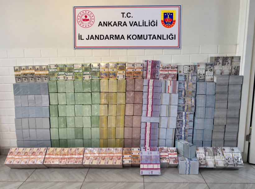 Ankara İl Jandarma Komutanlığı önünde sergilenen çok sayıda para destesi.
