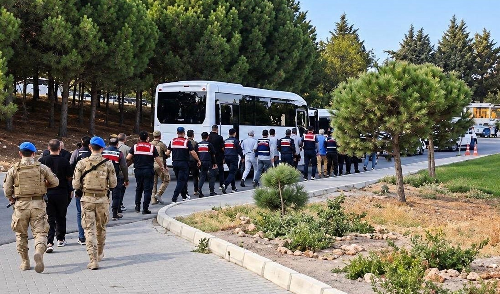 Çeşme Belediyesi'ne rüşvet operasyonunda 10 tutuklama
