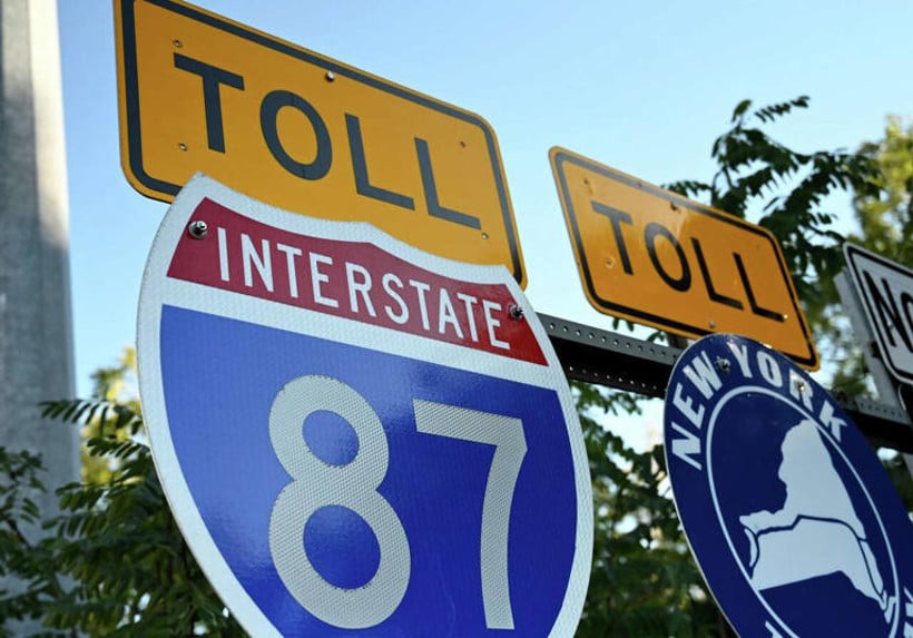 Interstate 87 und Schilder, die die Autobahngebühren in New York anzeigen.