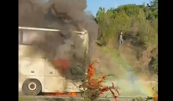 Si vedono fumo e fiamme levarsi dall'autobus passeggeri in fiamme a Bayrampaşa.