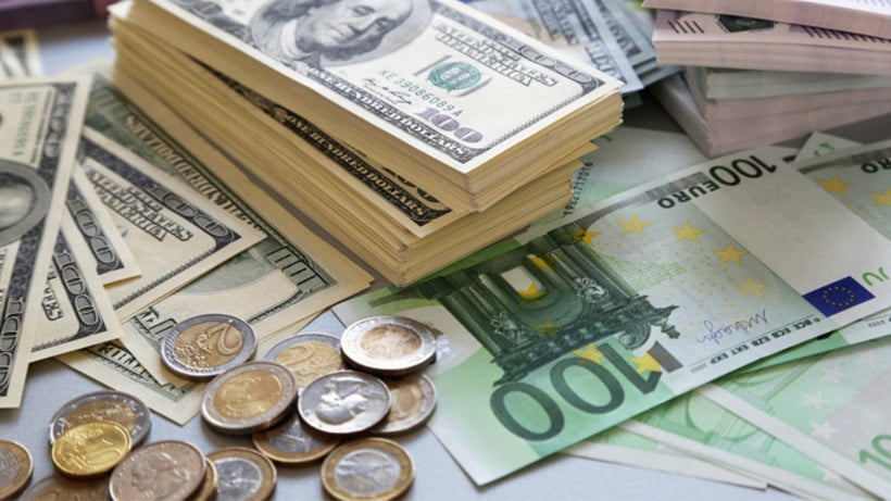 Dolar, euro banknotları ve madeni paraların yer aldığı döviz görseli.
