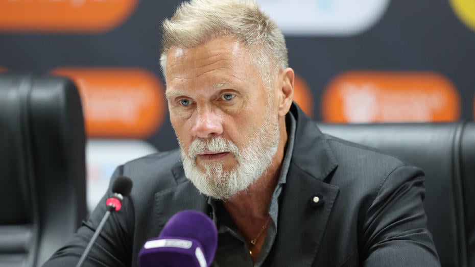 Samsunspor Teknik Direktörü Thorsten Fink basın toplantısında açıklama yaparken görülüyor.