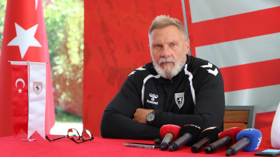 Thorsten Fink, Samsunspor tesislerinde mikrofonların önünde otururken görülüyor.