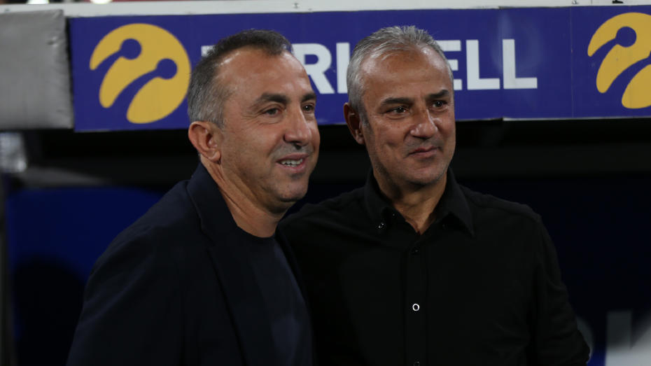 İsmail Kartal ve Çaykur Rizespor teknik heyetinden bir isim saha kenarında görülüyor.