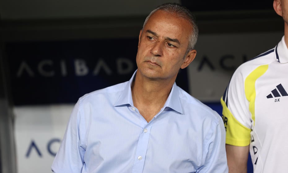 İsmail Kartal yedek kulübesi önünde düşünceli bir şekilde görülüyor.