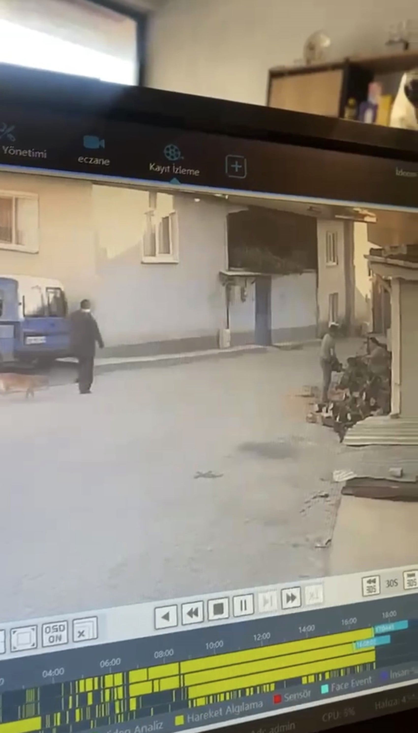 Kadın, yaşlı adamı motorlu testereyle korkuttu