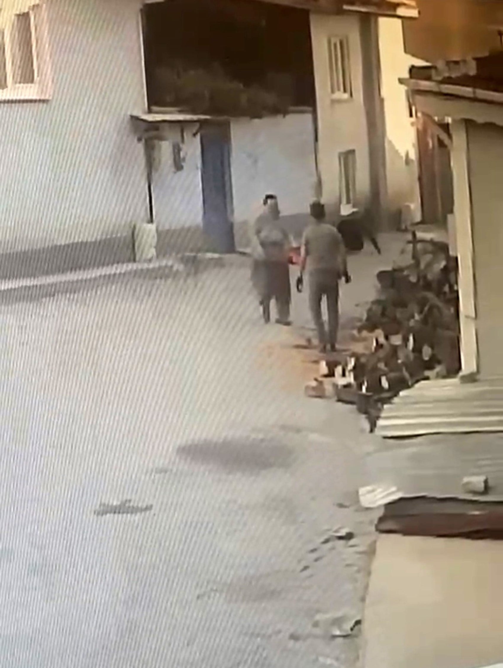 Kadın, yaşlı adamı motorlu testereyle korkuttu