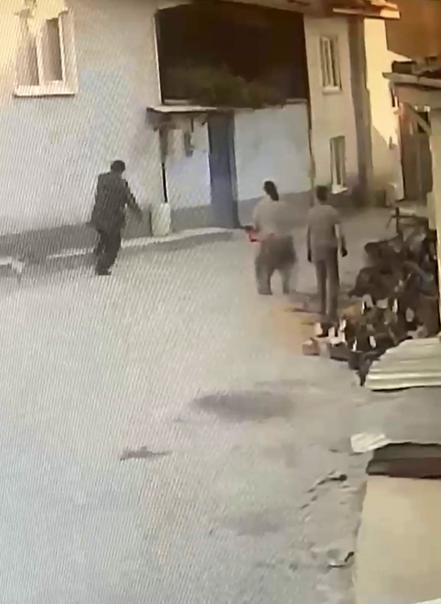 Kadın, yaşlı adamı motorlu testereyle korkuttu