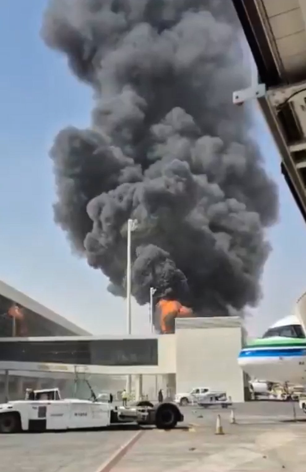Riyad’daki havalimanı bölgesinde yoğun siyah dumanın yükseldiği anlar.