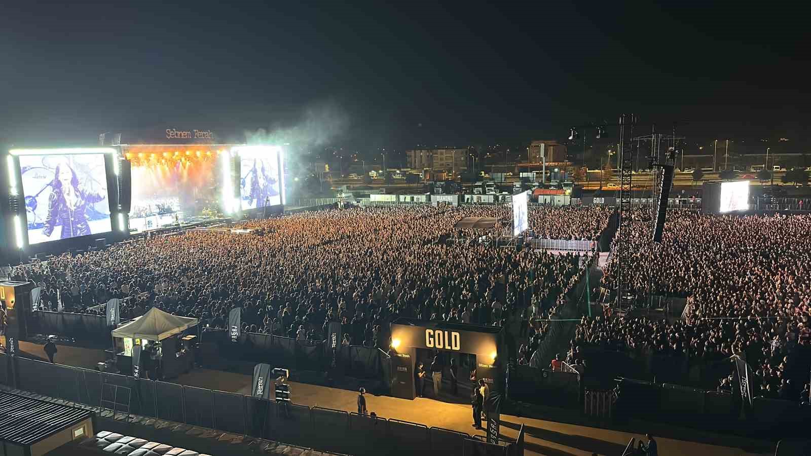 Antalya’da gece düzenlenen Şebnem Ferah konserinde geniş kalabalık ve büyük sahne görülüyor.