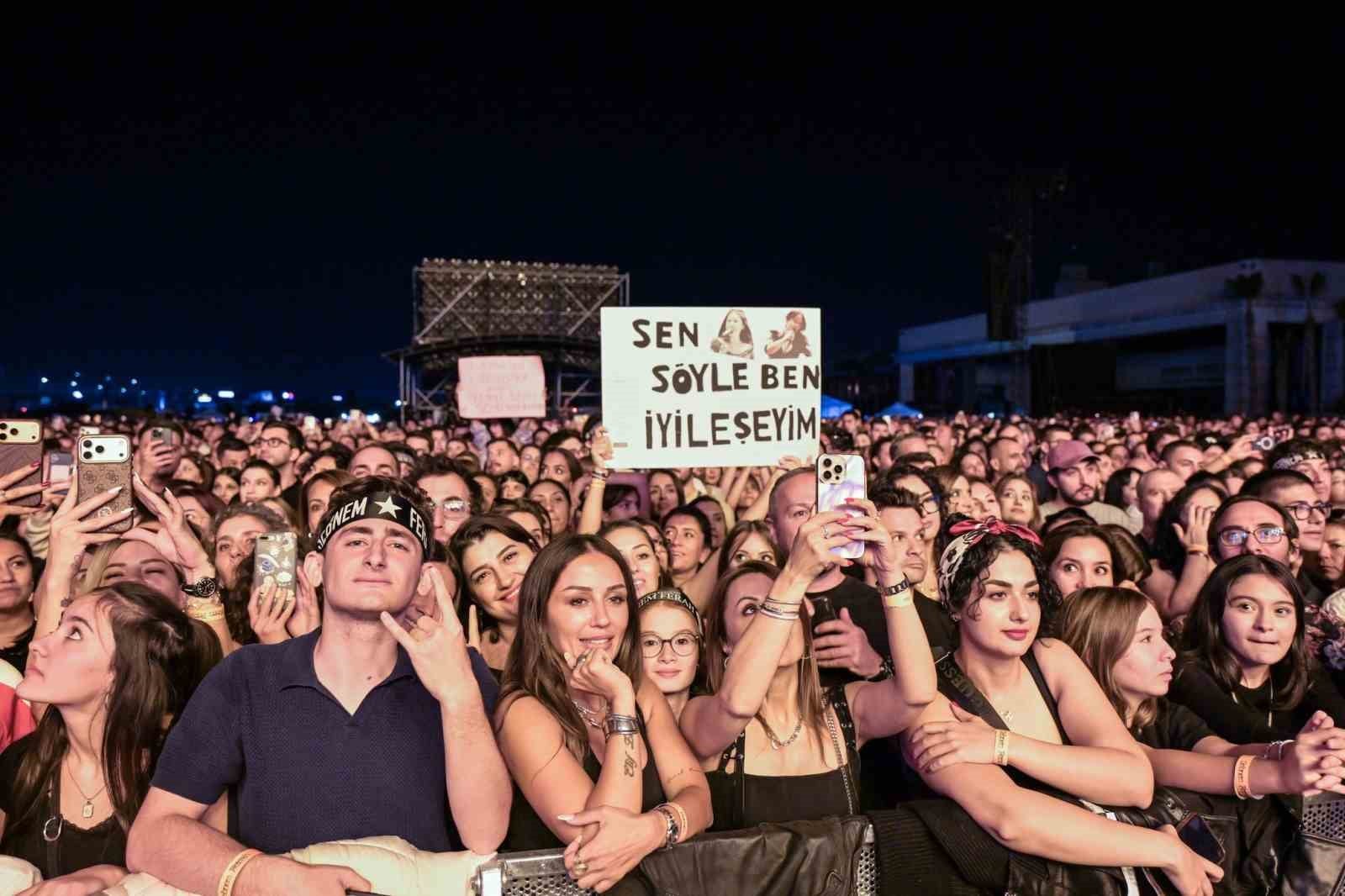 Şebnem Ferah konserinde ön sıradaki dinleyiciler ve pankart taşıyan hayranlar görülüyor.