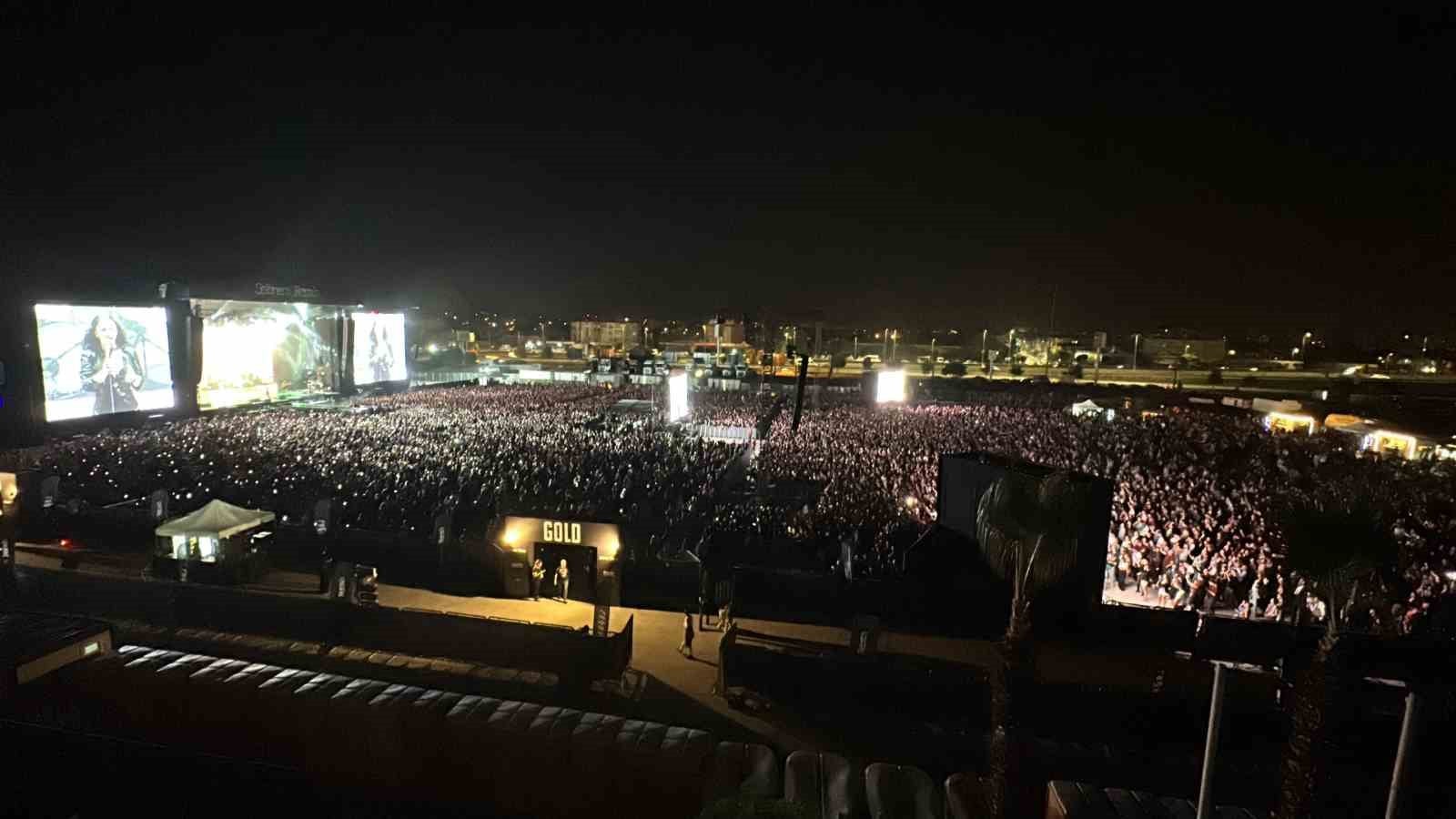 Konser alanının geniş açıdan çekilmiş gece görüntüsünde büyük bir kalabalık görülüyor.