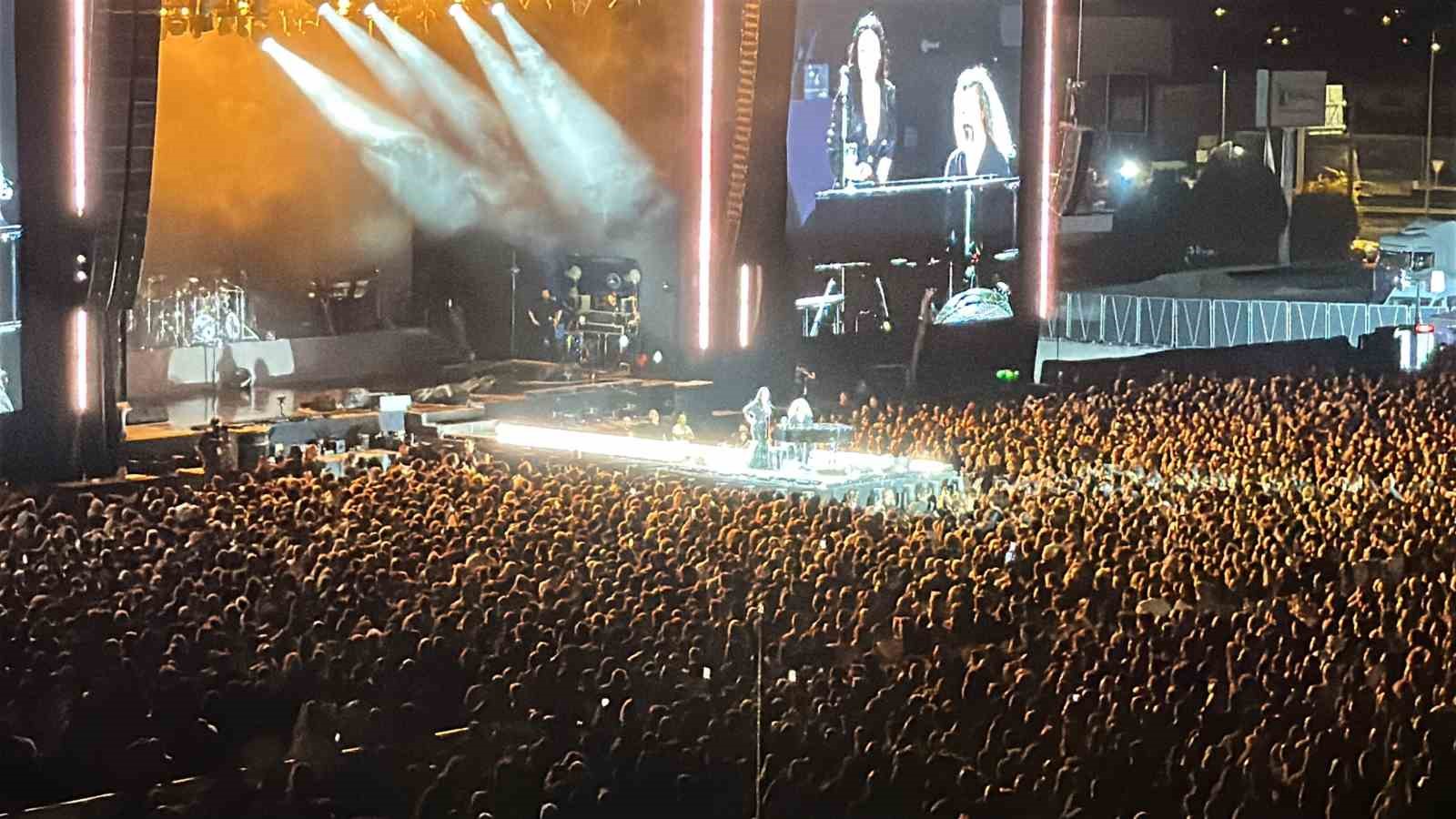 Şebnem Ferah konserinde sahne platformu ve kalabalık izleyiciler görülüyor.