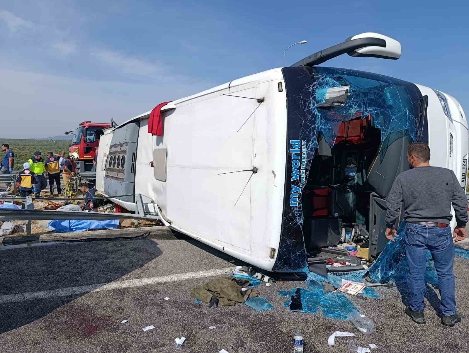 Akhisar’da kaza sonrası yan yatan yolcu otobüsü ve olay yerindeki ekipler.