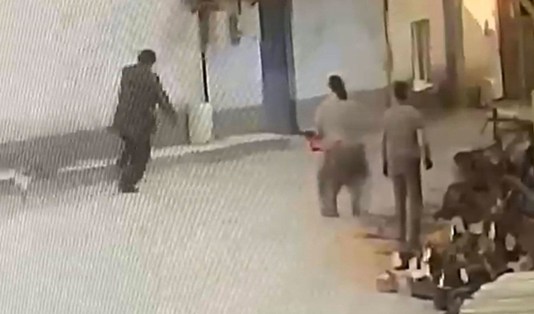 Kadın, yaşlı adamı motorlu testereyle korkuttu