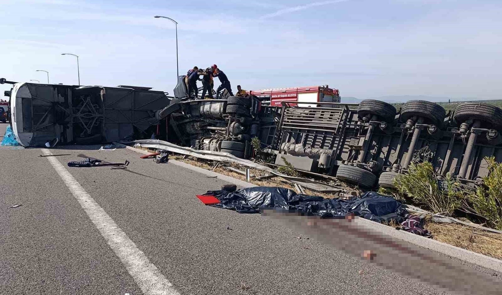 Manisa’da yolcu otobüsü ile TIR çarpıştı: Çok sayıda ölü ve yaralı var