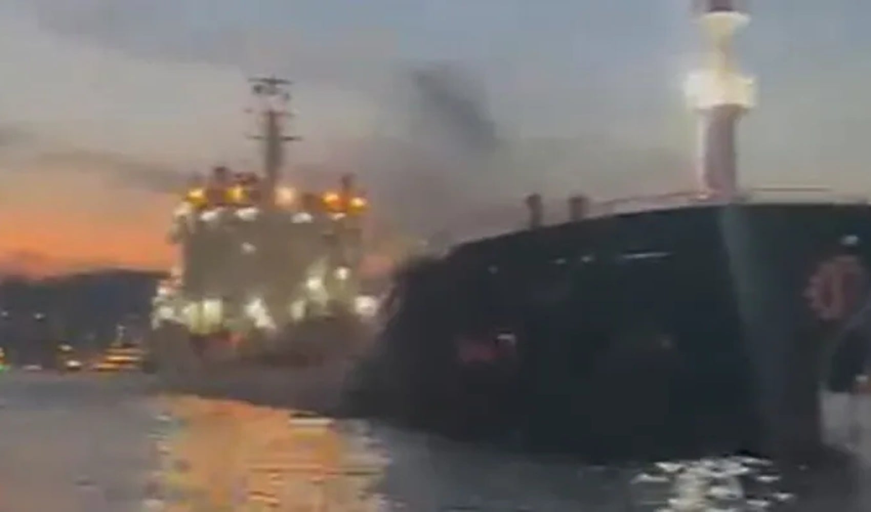 Nave alla deriva al largo di Kanlıca per un guasto al motore