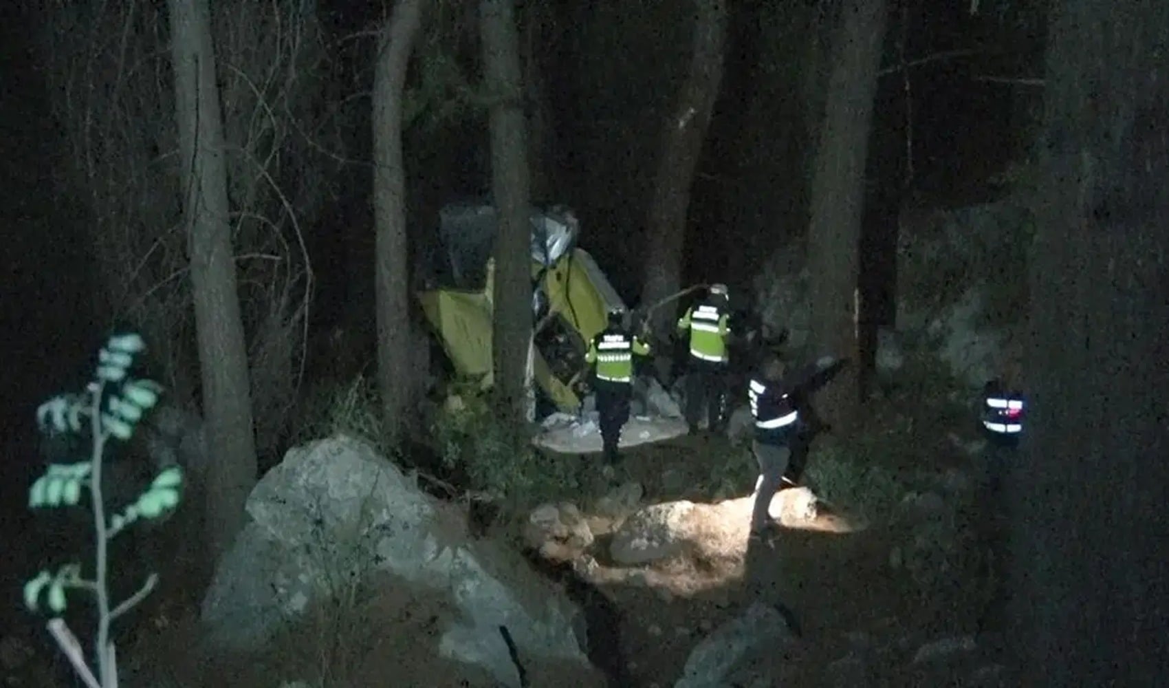 Antalya’da uçuruma yuvarlanan araçta can pazarı