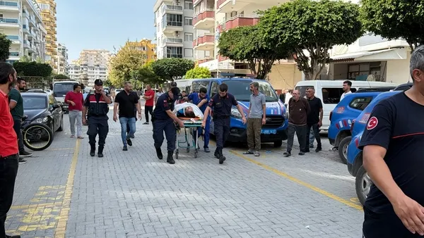 Moments when teams arriving at the scene in Alanya carry the injured person on a stretcher.