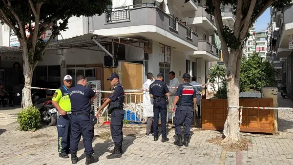 Gendarmerie teams and a security cordon in front of the building where the incident occurred in Alanya.