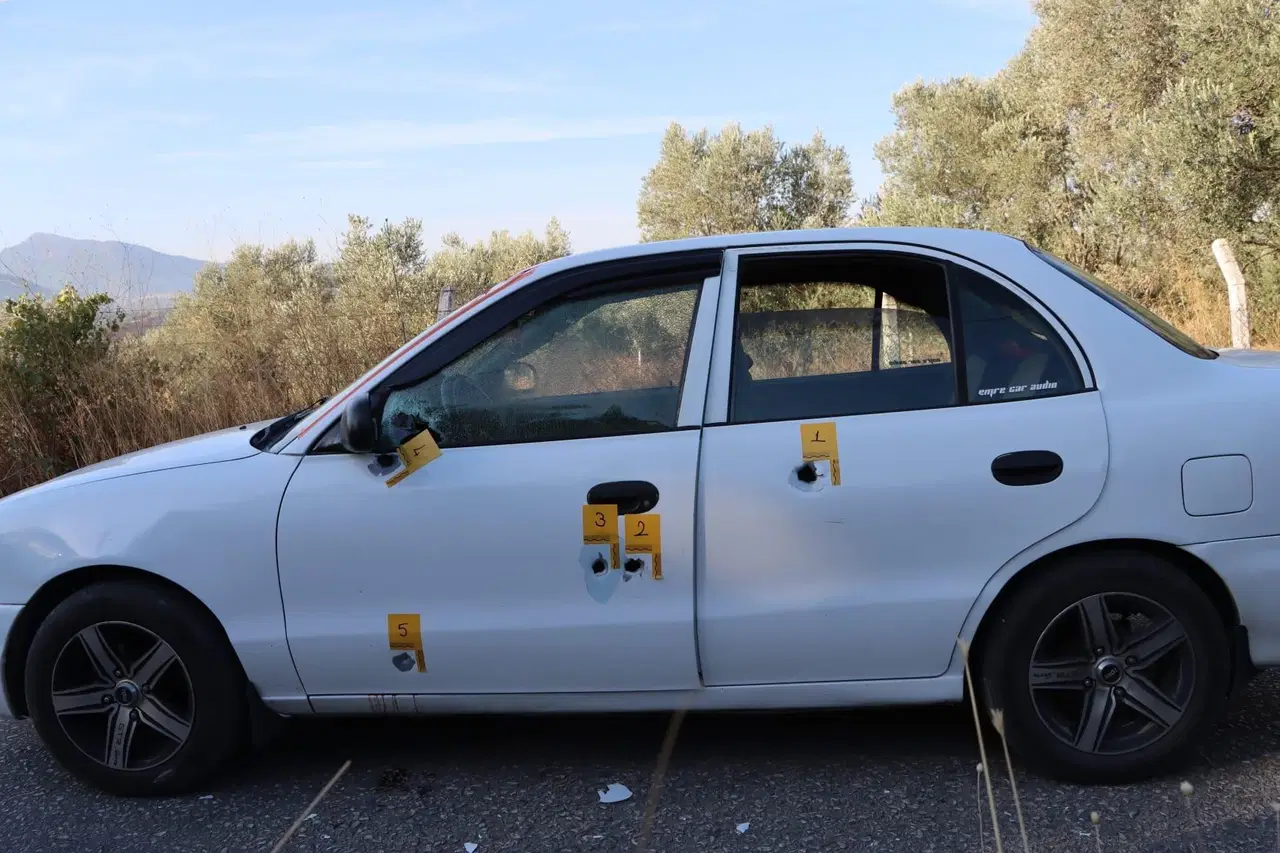Evidence markers are visible on the side of the white car at the scene in Kemalpaşa, İzmir.