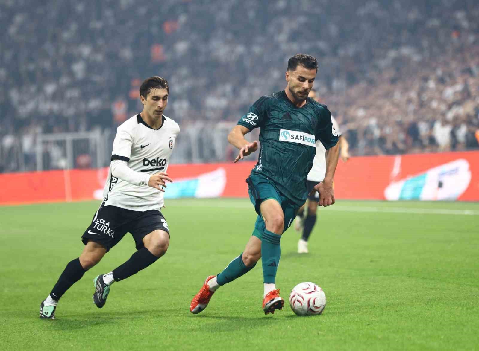 Beşiktaş-Kocaelispor maçında iki futbolcu top mücadelesinde.