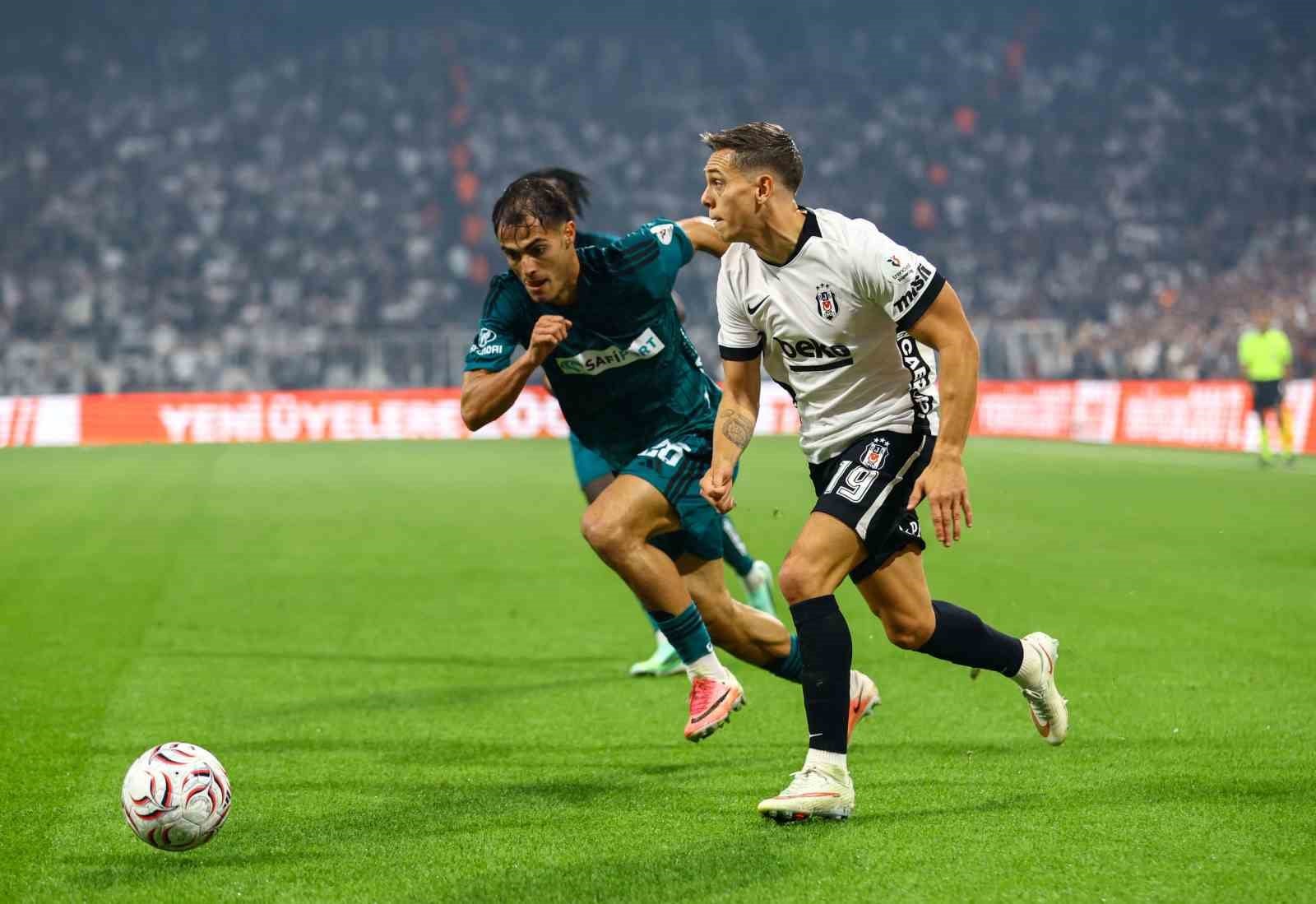 Beşiktaş ve Kocaelispor futbolcuları sahada topa doğru koşuyor.