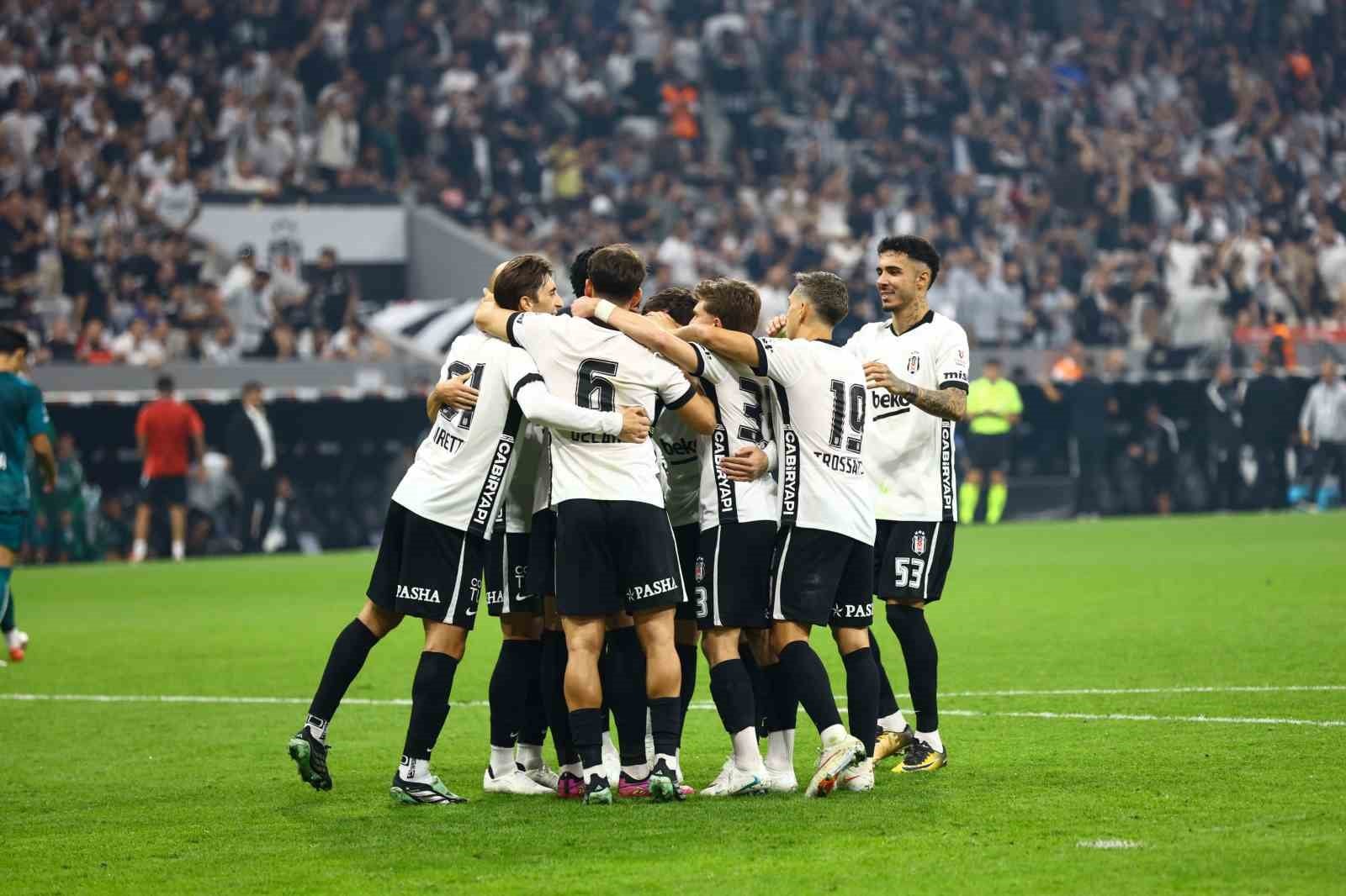 Beşiktaşlı futbolcular sahada gol sevincinde bir araya geliyor.