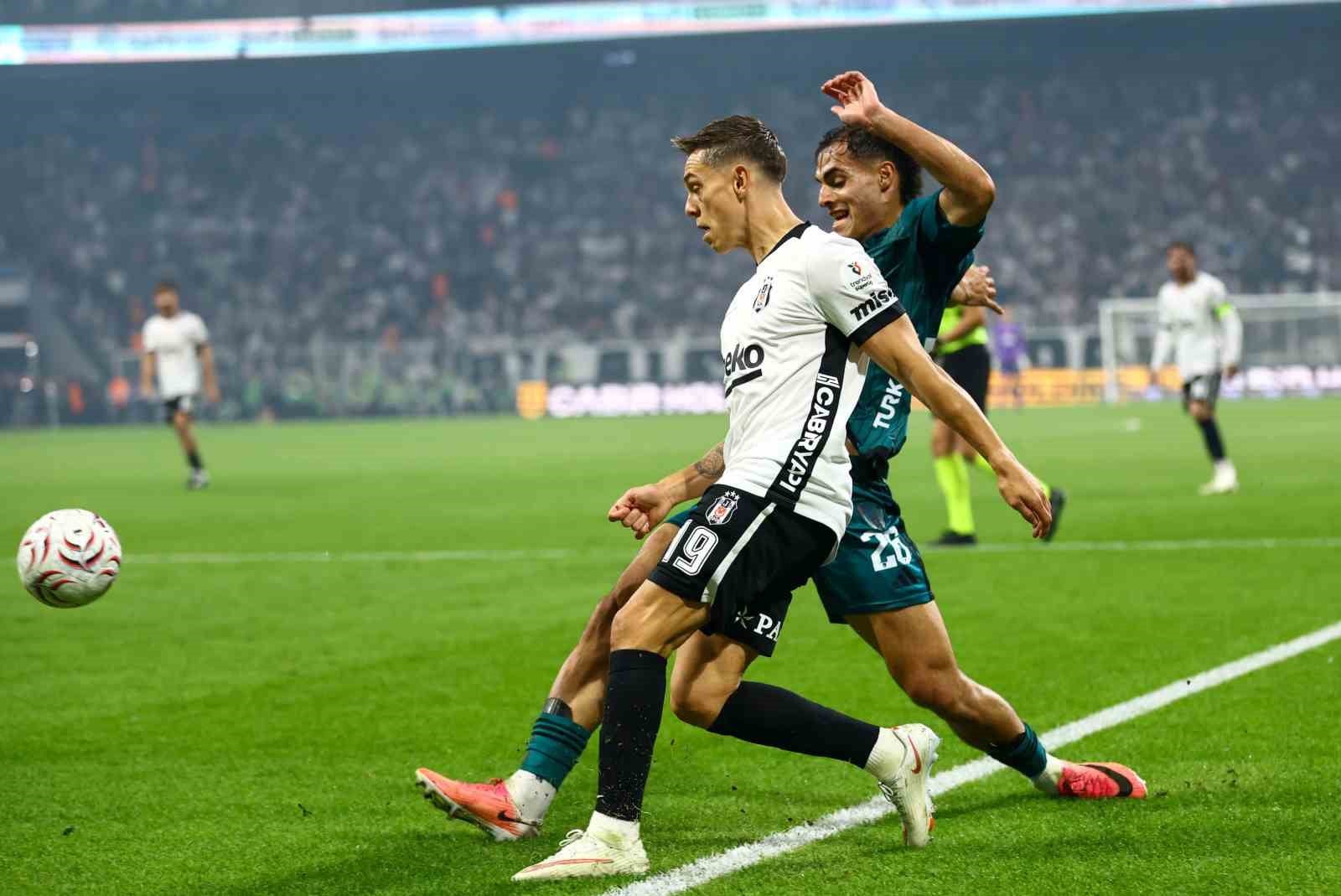 Beşiktaşlı ve Kocaelisporlu futbolcular çizgi kenarında top için mücadele ediyor.