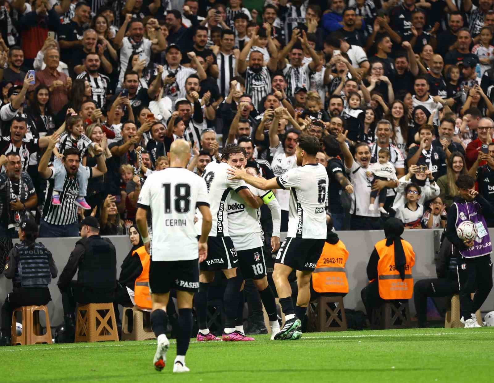 Beşiktaşlı futbolcular tribün önünde gol sevincini kutluyor.