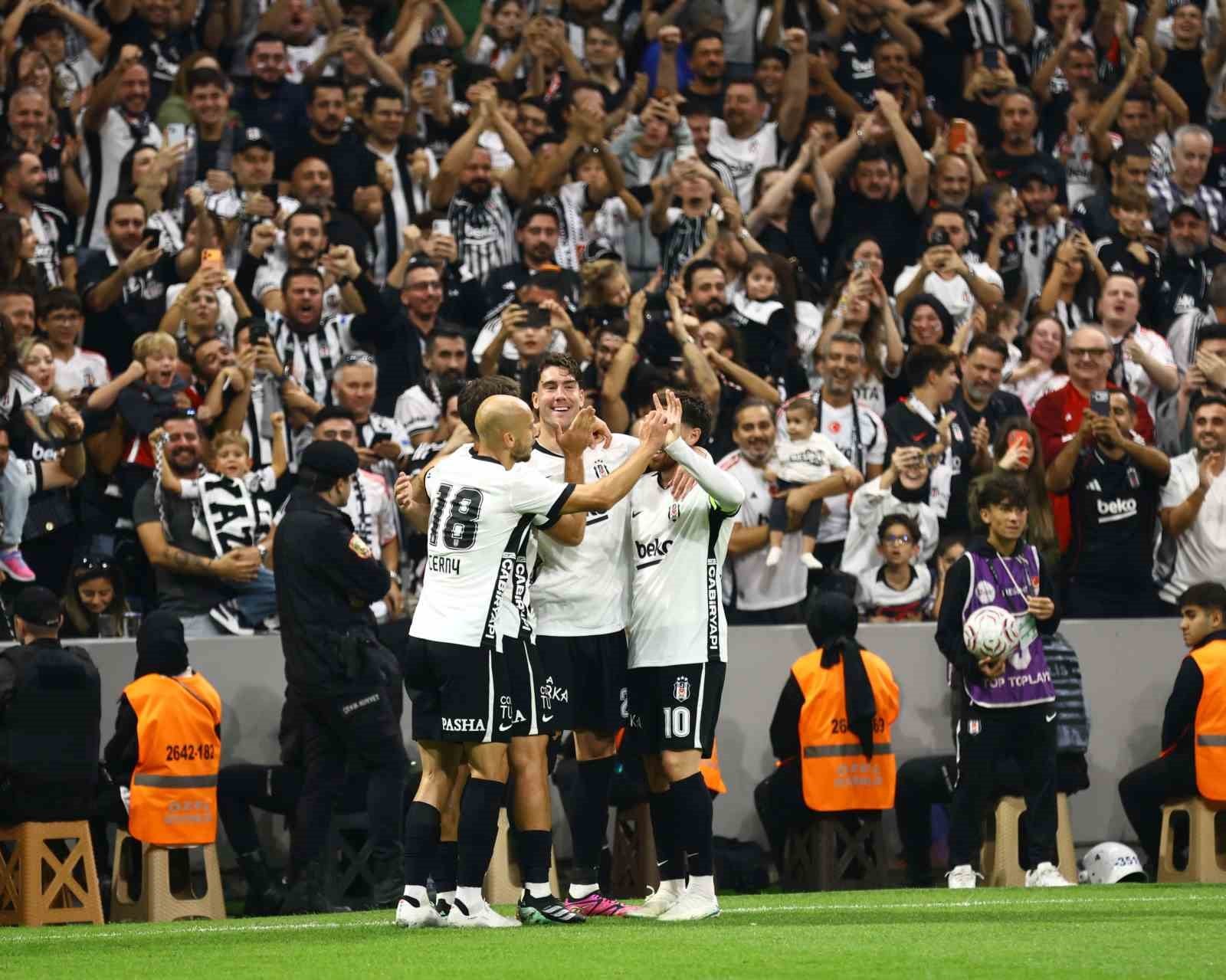Beşiktaşlı futbolcular taraftarların önünde sevinç yaşıyor.