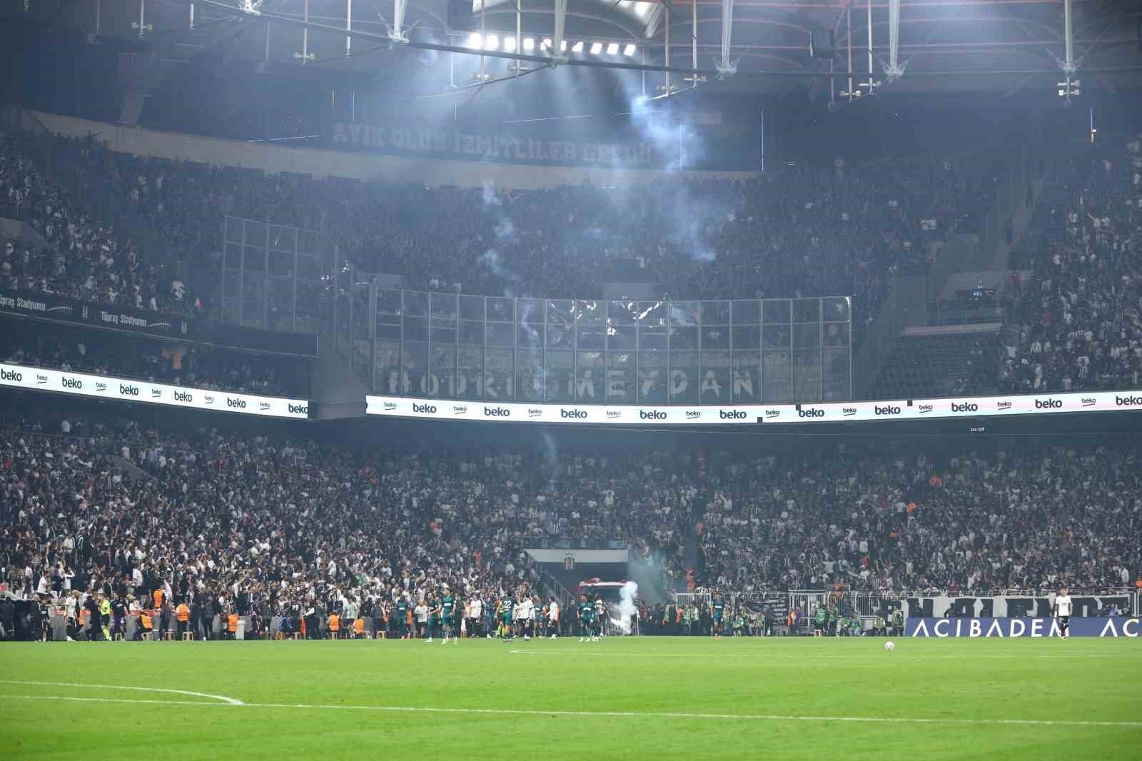 Beşiktaş-Kocaelispor maçında tribünleri gösteren geniş açı stadyum görüntüsü.