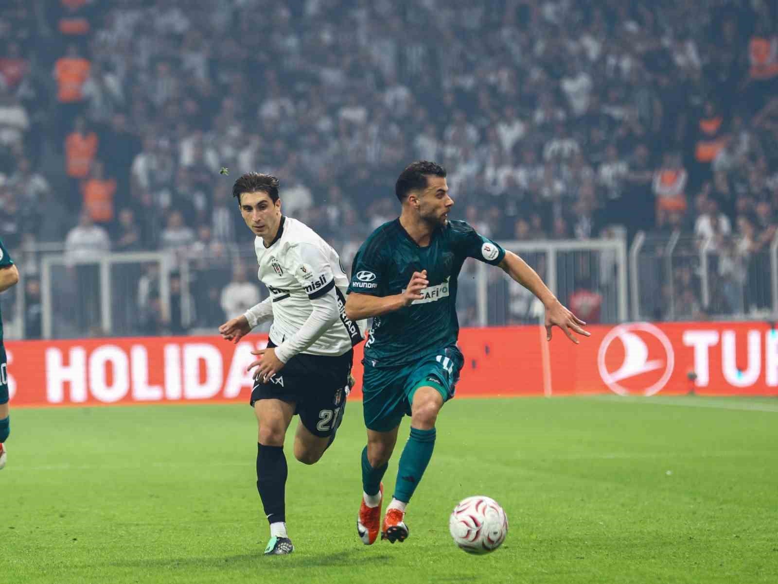 Beşiktaş ve Kocaelispor futbolcuları orta alanda topu takip ediyor.