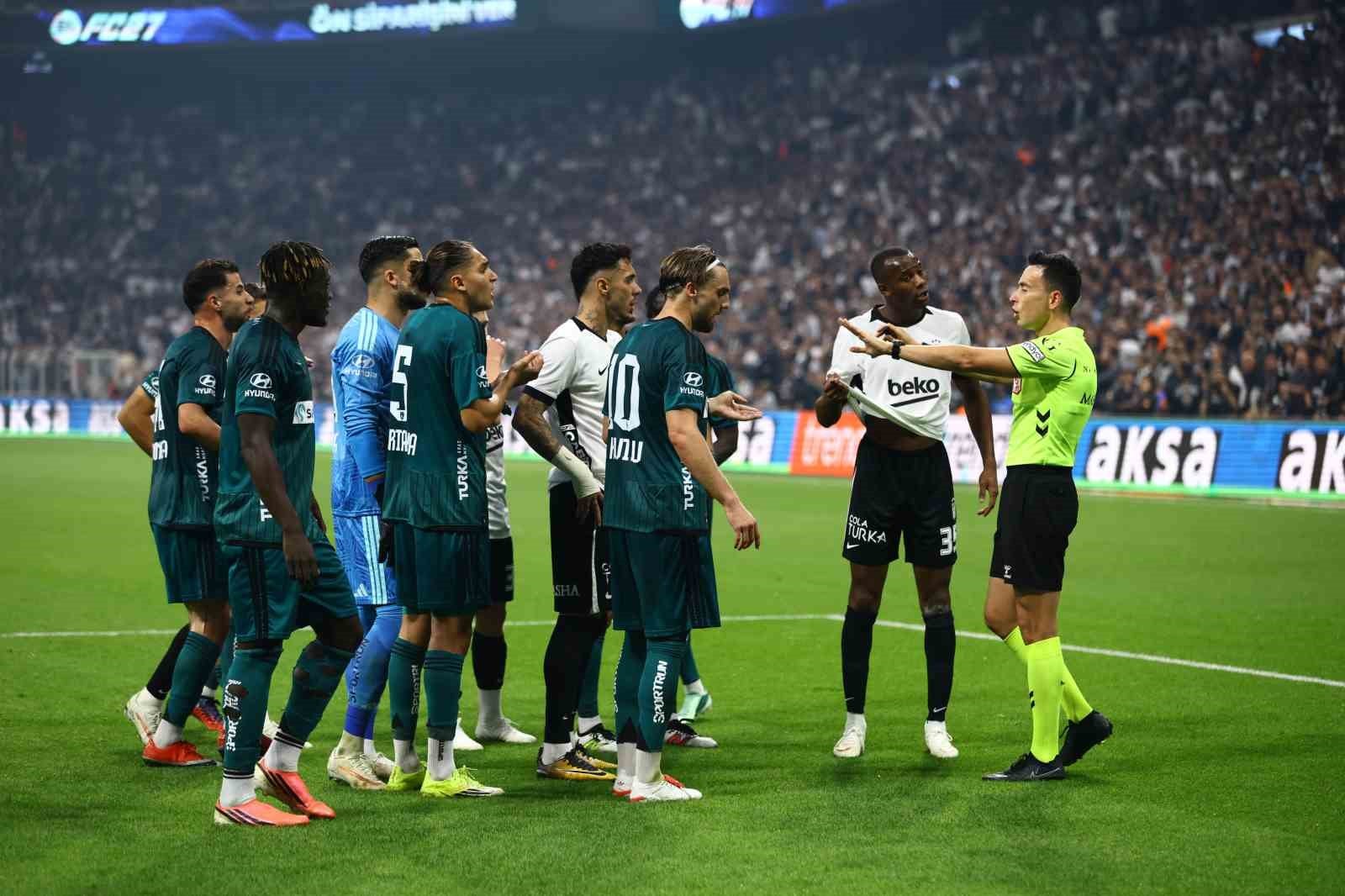 Beşiktaş ve Kocaelispor futbolcuları hakemle konuşurken görülüyor.