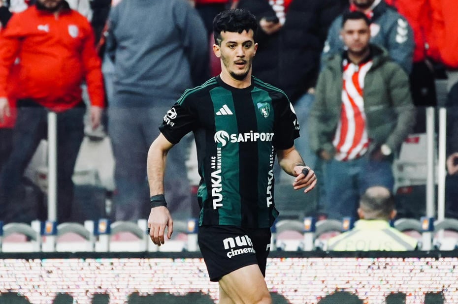 Kocaelispor formasıyla sahada görülen Tayfur Bingöl.