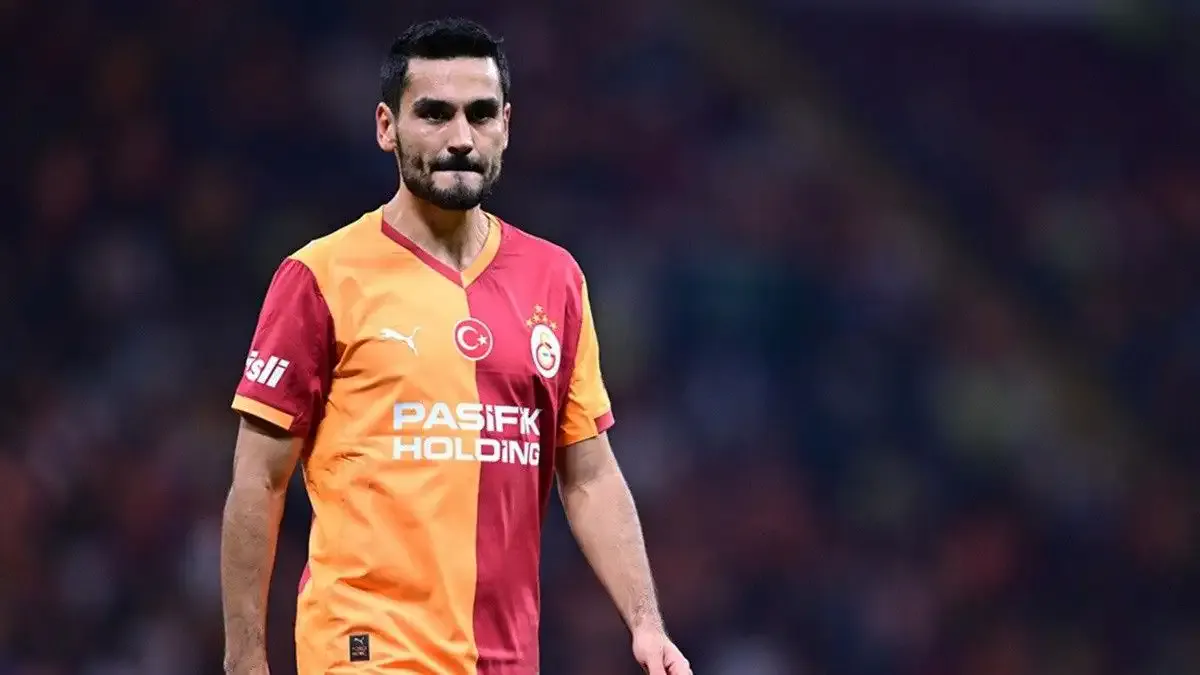 Galatasaray forması giyen İlkay Gündoğan sahada yürürken görülüyor.