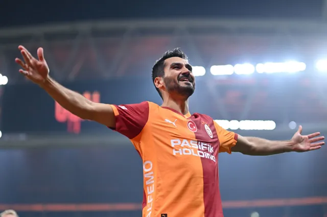 Galatasaray formasıyla kollarını iki yana açan İlkay Gündoğan.