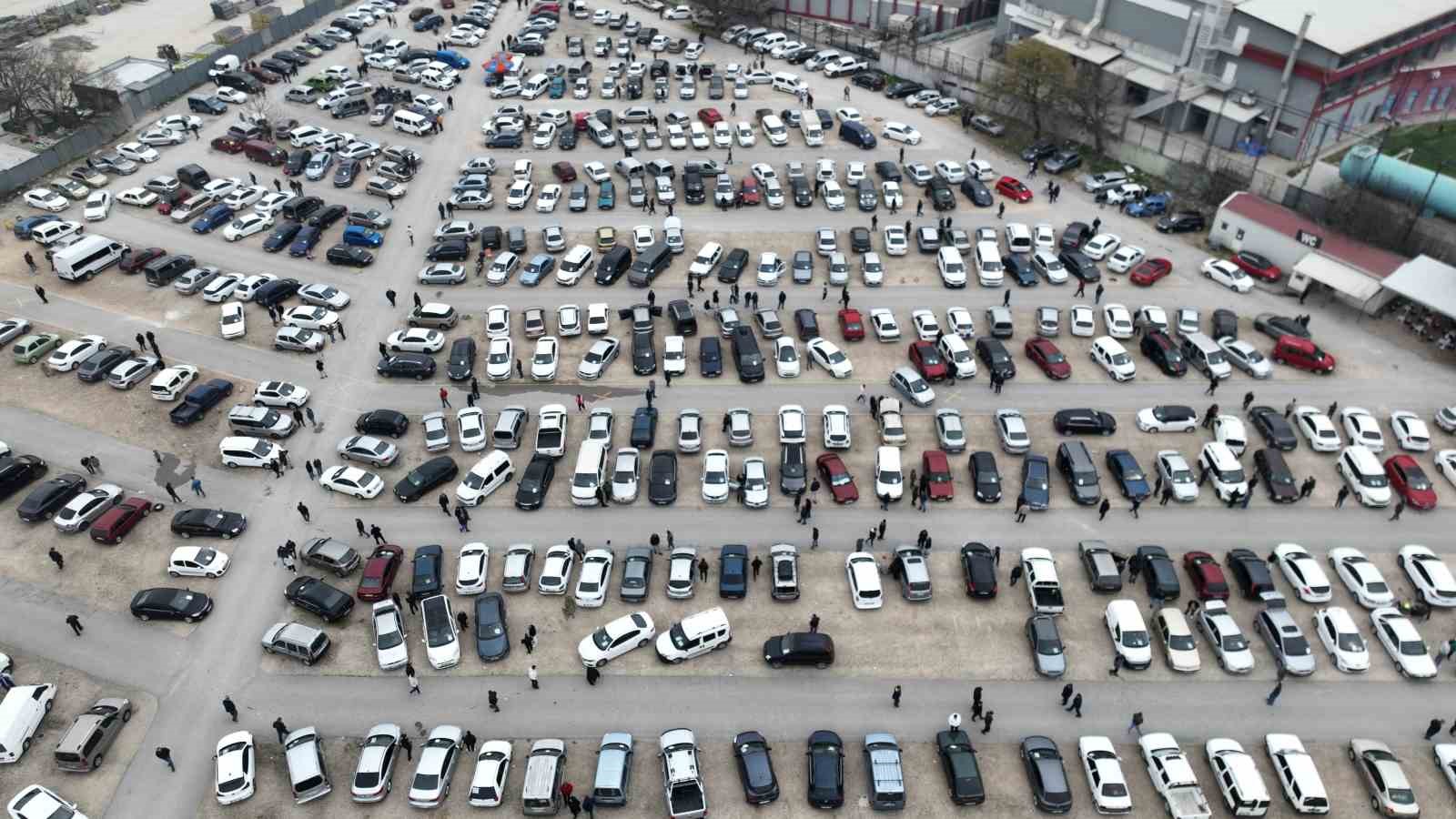 Bursa oto pazarında çok sayıda ikinci el aracın havadan görüntüsü.