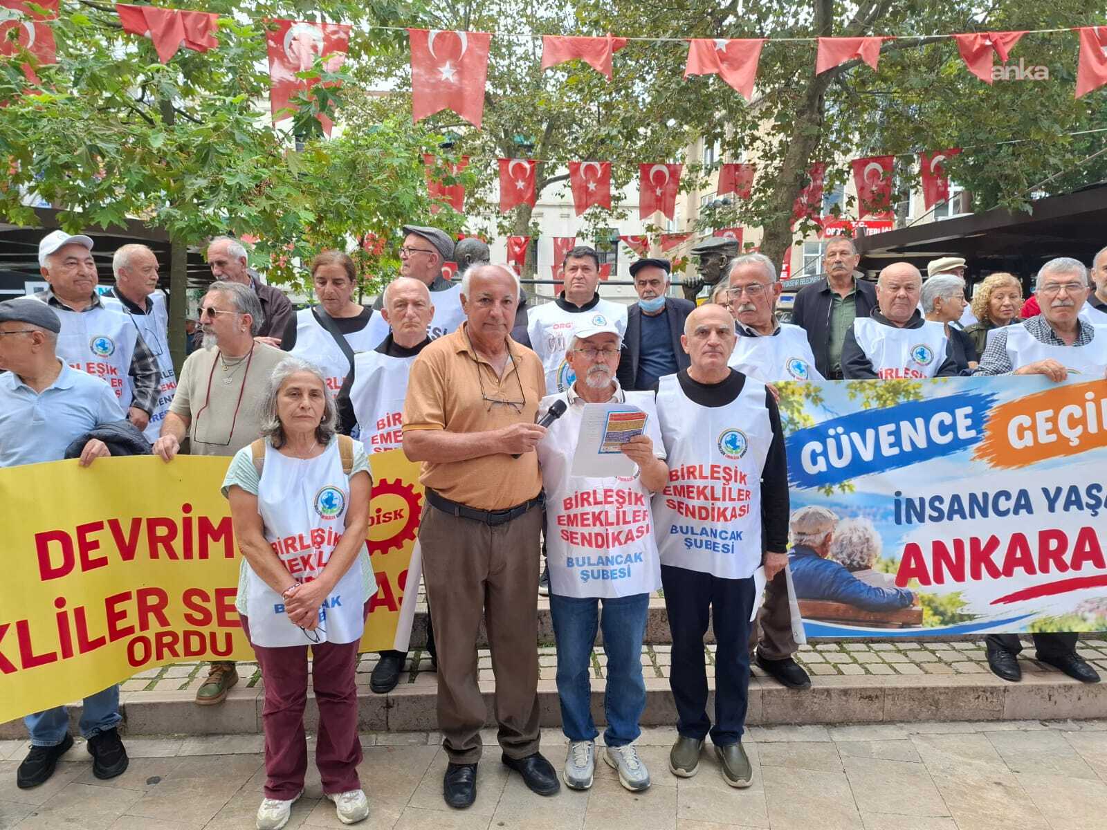Ordu’da emeklilerin pankartlar önünde yaptığı basın açıklamasından bir görüntü.