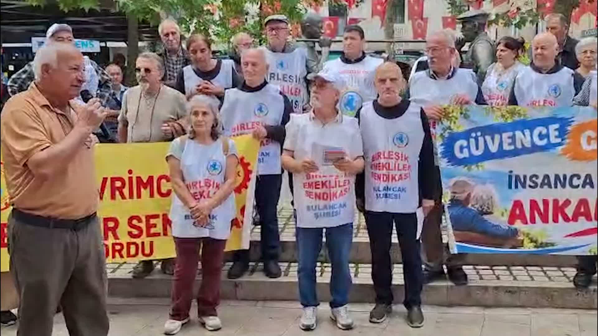 Emeklilerin pankartlar önünde toplandığı ve konuşma yaptığı Ordu’daki etkinlikten bir kare.