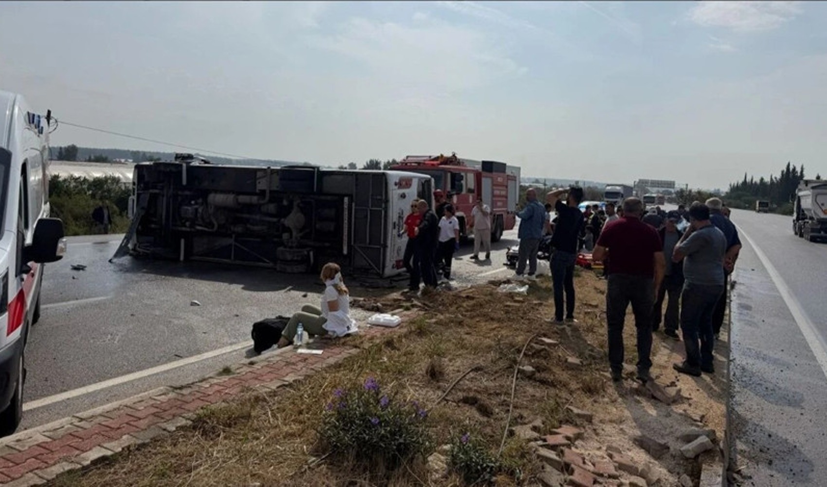 Antalya-Isparta karayolunda midibüs devrildi: Çok sayıda yaralı var
