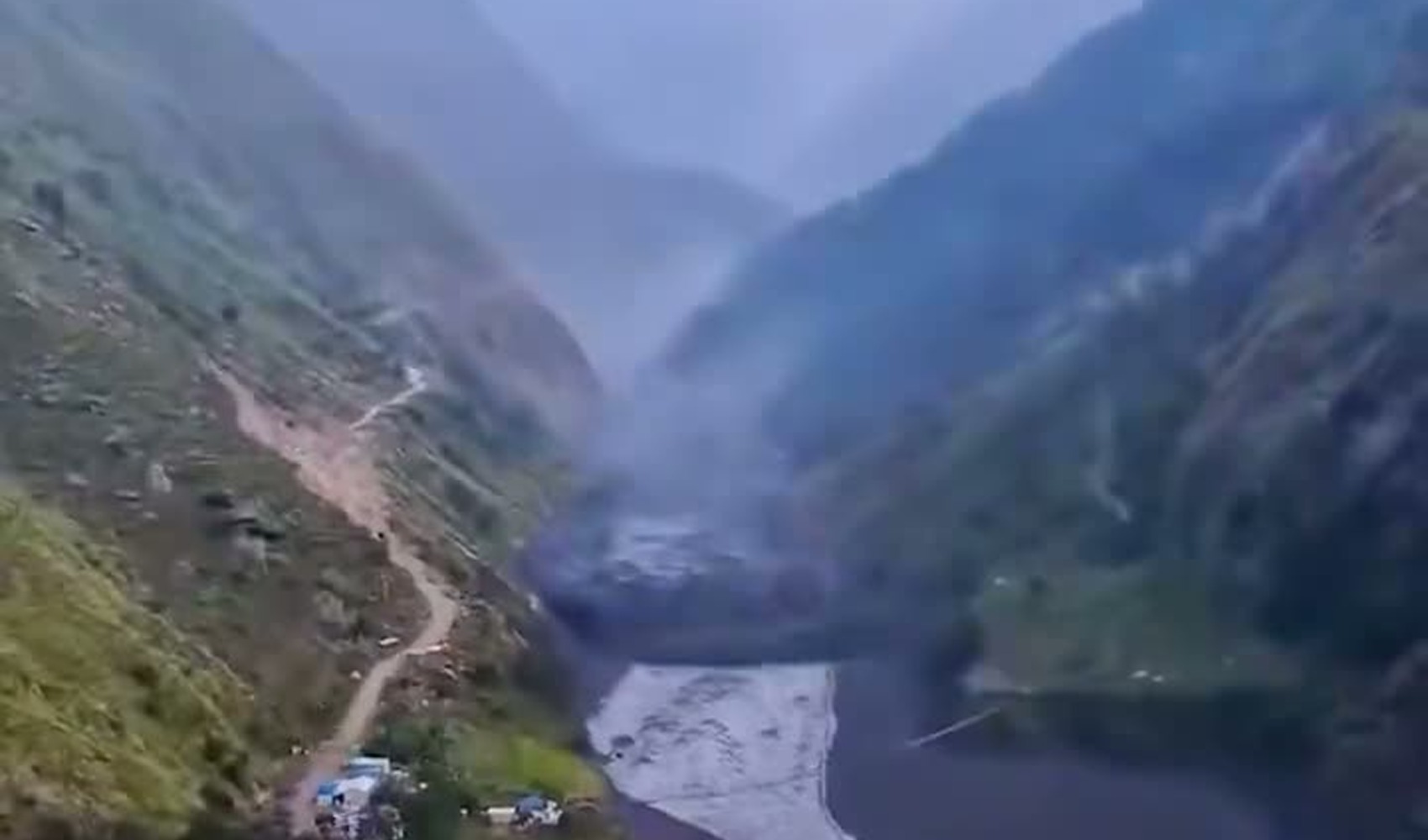 Nepal’de nehir saatler içinde taştı: Evler ve köprüler sürüklendi, 5 kişi kayıp