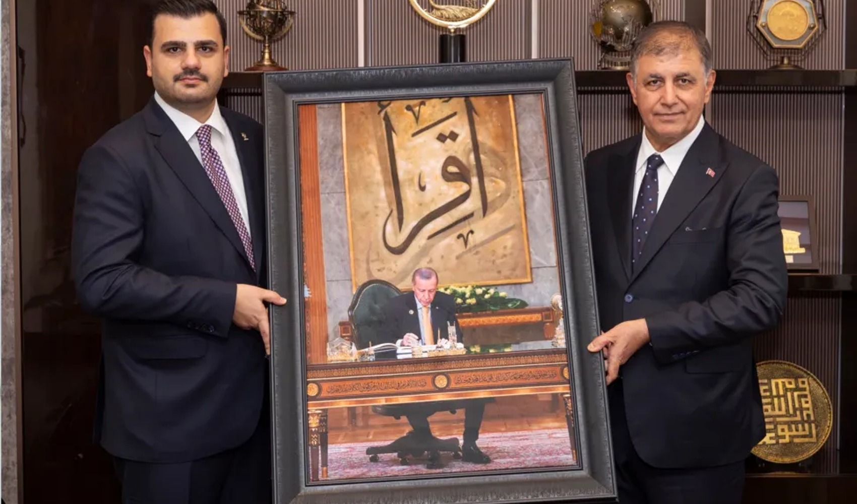 Visita della delegazione dell'AKP a Cemil Tugay: donato un quadro con la foto di Erdoğan
