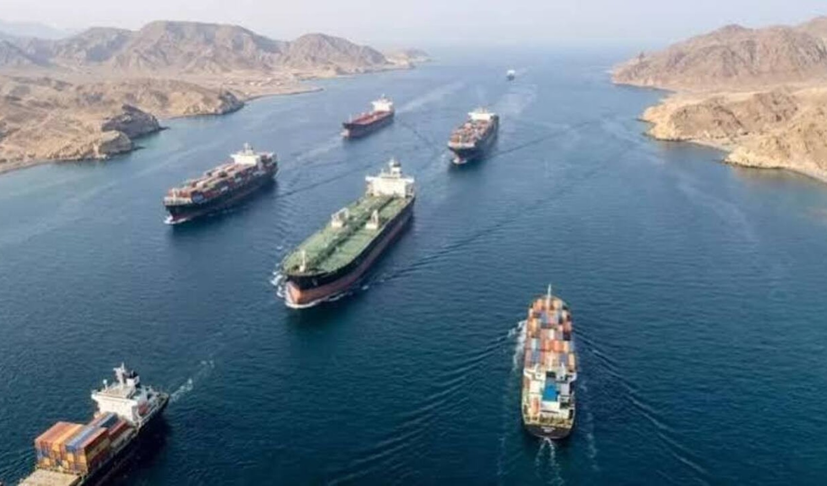 Hürmüz Boğazı’nda tanker mühimmatla vuruldu: UKMTO mürettebatın güvende olduğunu duyurdu