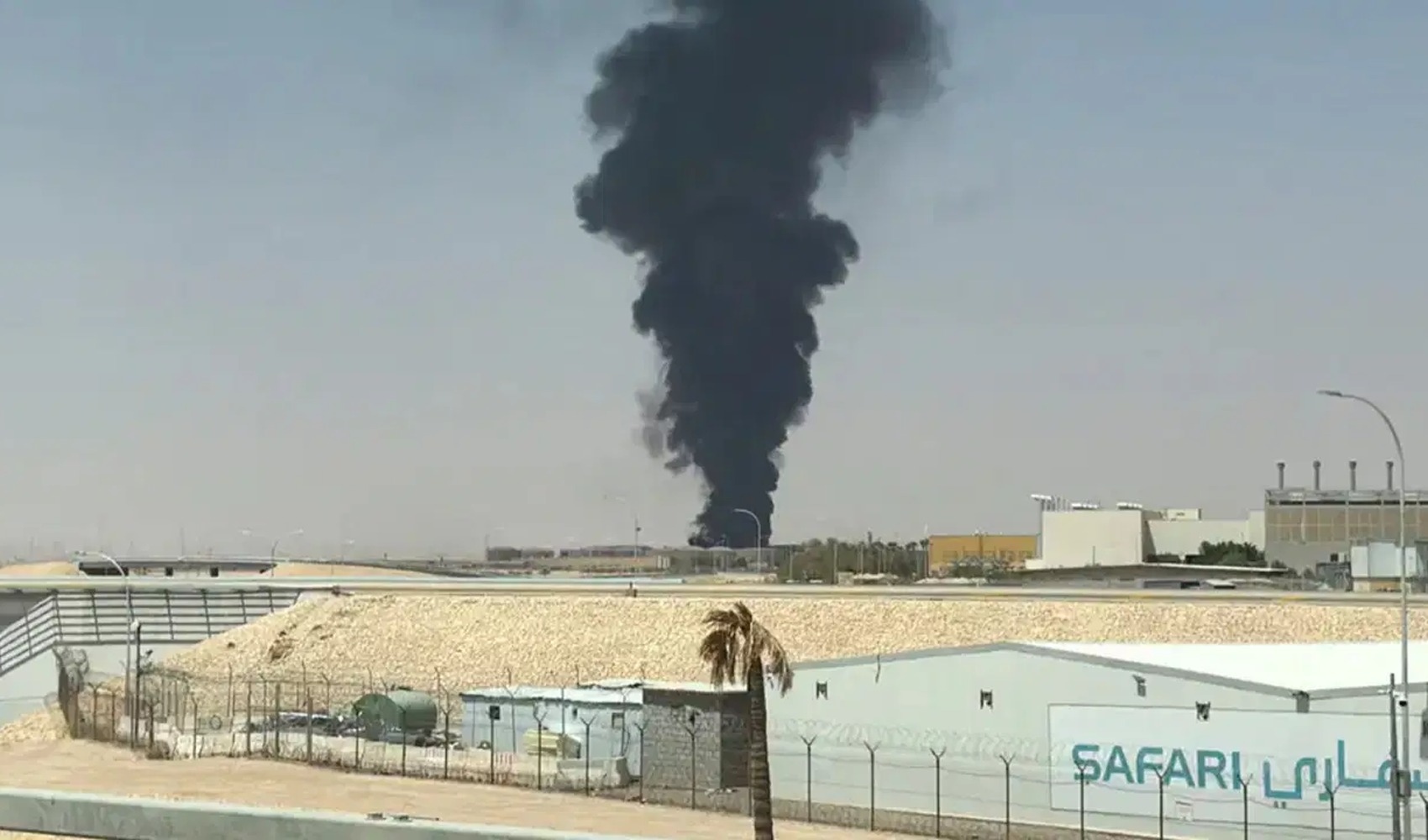 Early warning alarm in Riyadh: 3 explosion sounds heard in the city, ballistic missile reported destroyed
