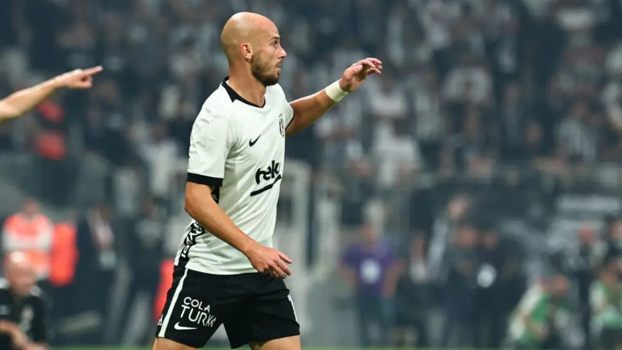Beşiktaş forması giyen Vaclav Cerny maç sırasında sahada görülüyor.
