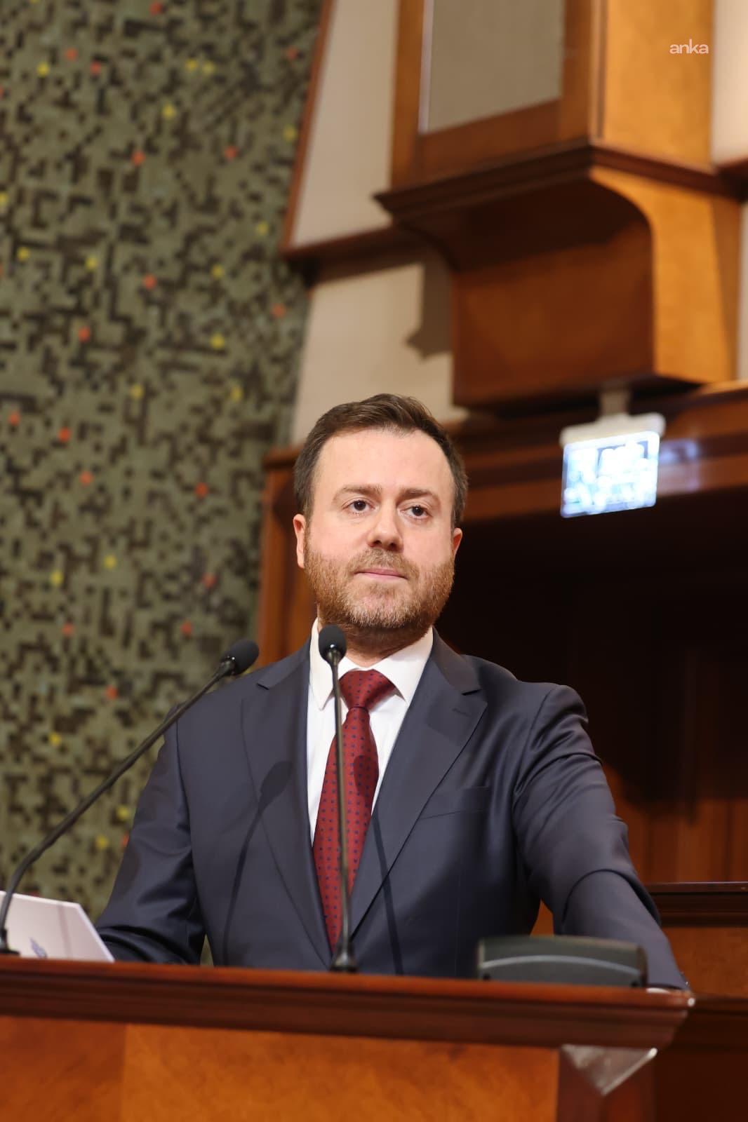 Il portavoce del gruppo CHP Ali Şar mentre parla dal podio dell'Assemblea dell'IMM.